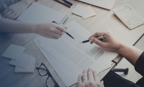 Proč někteří recenzenti zamítají více článků než jiní?